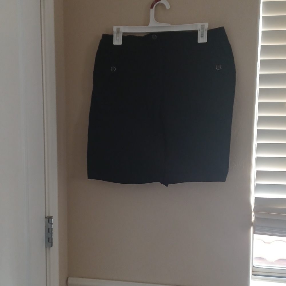 - Woman short - Picture 2 of 2